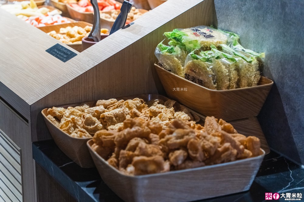 築間火鍋16周年全新菜單~380元起享受海陸雙拼+蔬菜自助吧吃到飽│築間火鍋2026菜單│台北火鍋吃到飽推薦