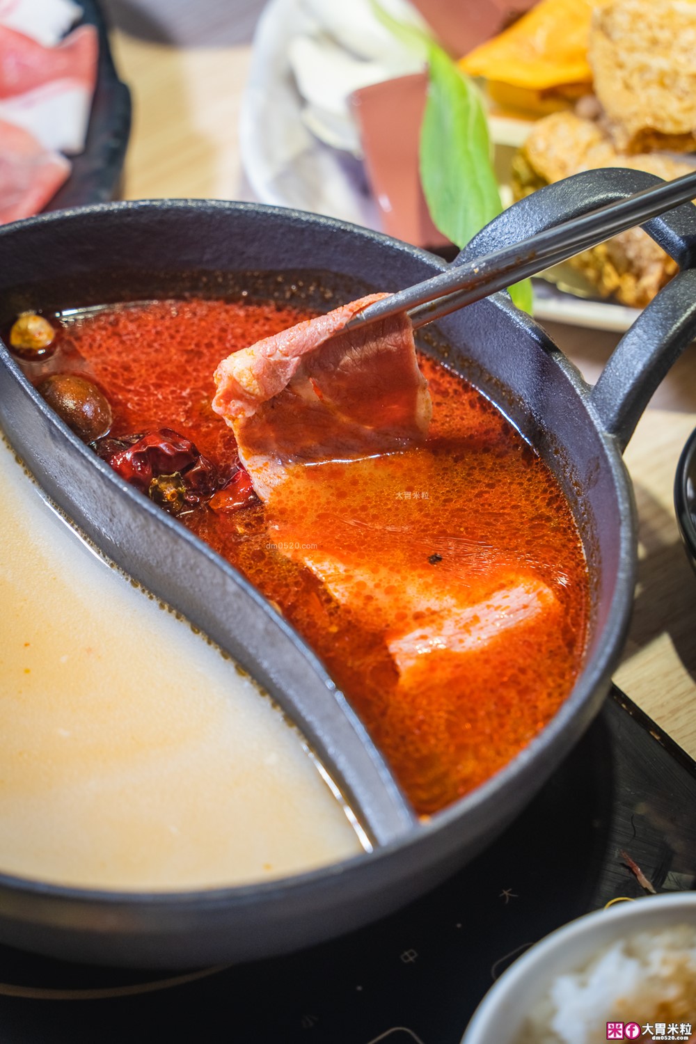 築間火鍋16周年全新菜單~380元起享受海陸雙拼+蔬菜自助吧吃到飽│築間火鍋2026菜單│台北火鍋吃到飽推薦