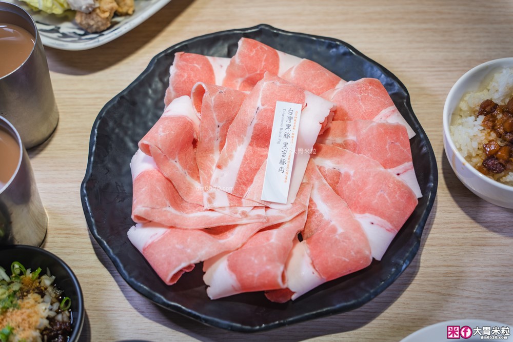 築間火鍋16周年全新菜單~380元起享受海陸雙拼+蔬菜自助吧吃到飽│築間火鍋2026菜單│台北火鍋吃到飽推薦