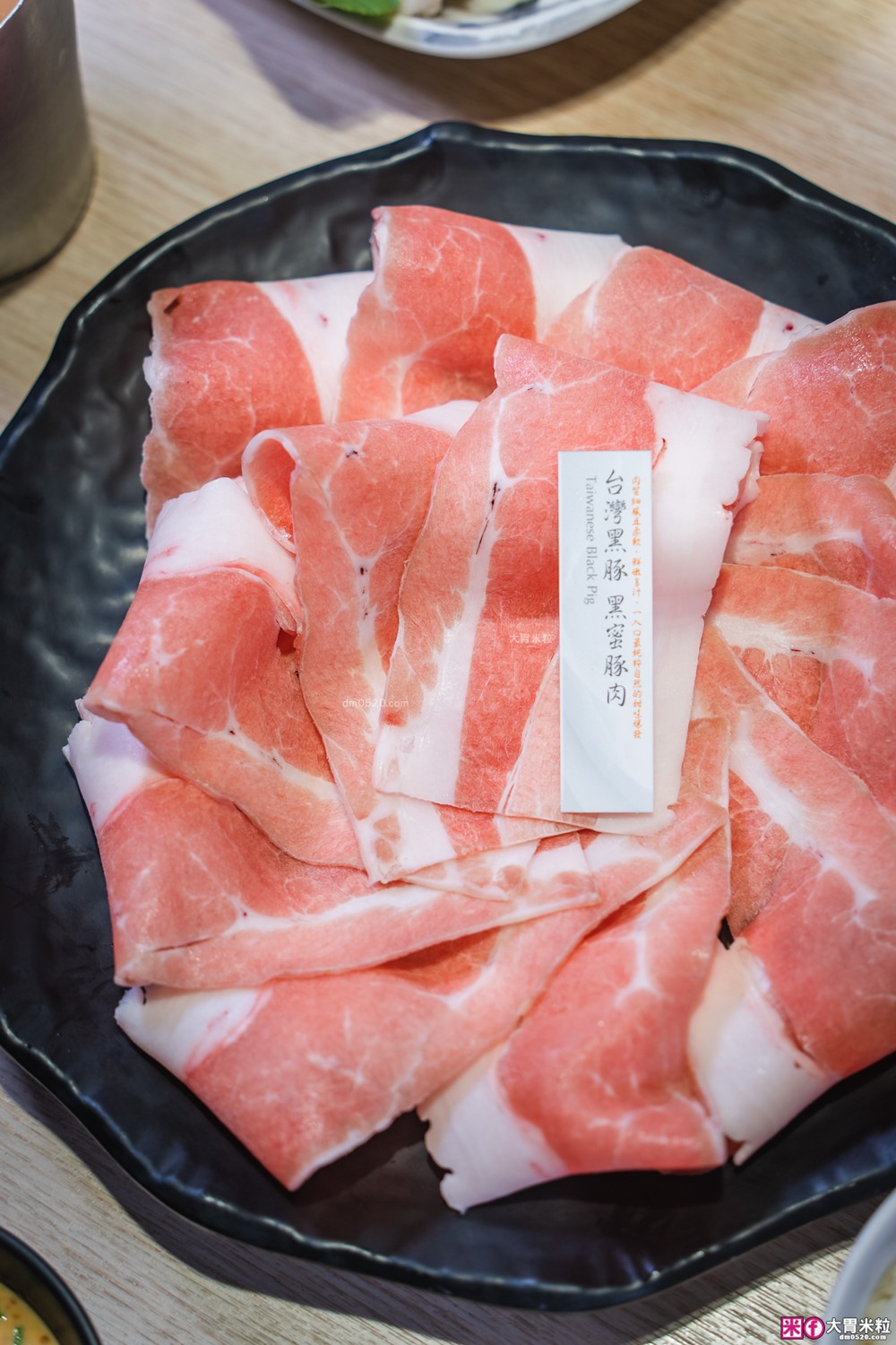 築間火鍋16周年全新菜單~380元起享受海陸雙拼+蔬菜自助吧吃到飽│築間火鍋2026菜單│台北火鍋吃到飽推薦