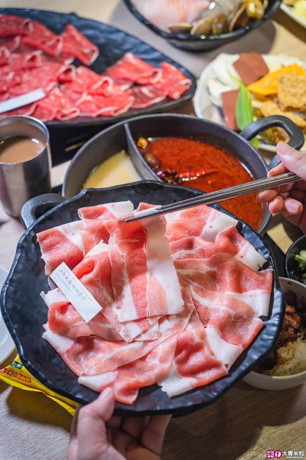 築間火鍋16周年全新菜單~380元起享受海陸雙拼+蔬菜自助吧吃到飽│築間火鍋2026菜單│台北火鍋吃到飽推薦