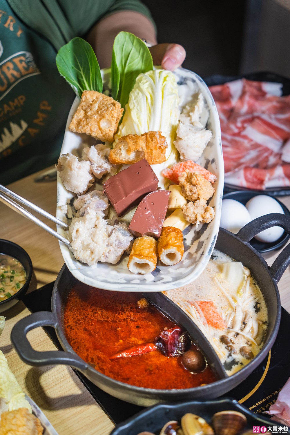 築間火鍋16周年全新菜單~380元起享受海陸雙拼+蔬菜自助吧吃到飽│築間火鍋2026菜單│台北火鍋吃到飽推薦