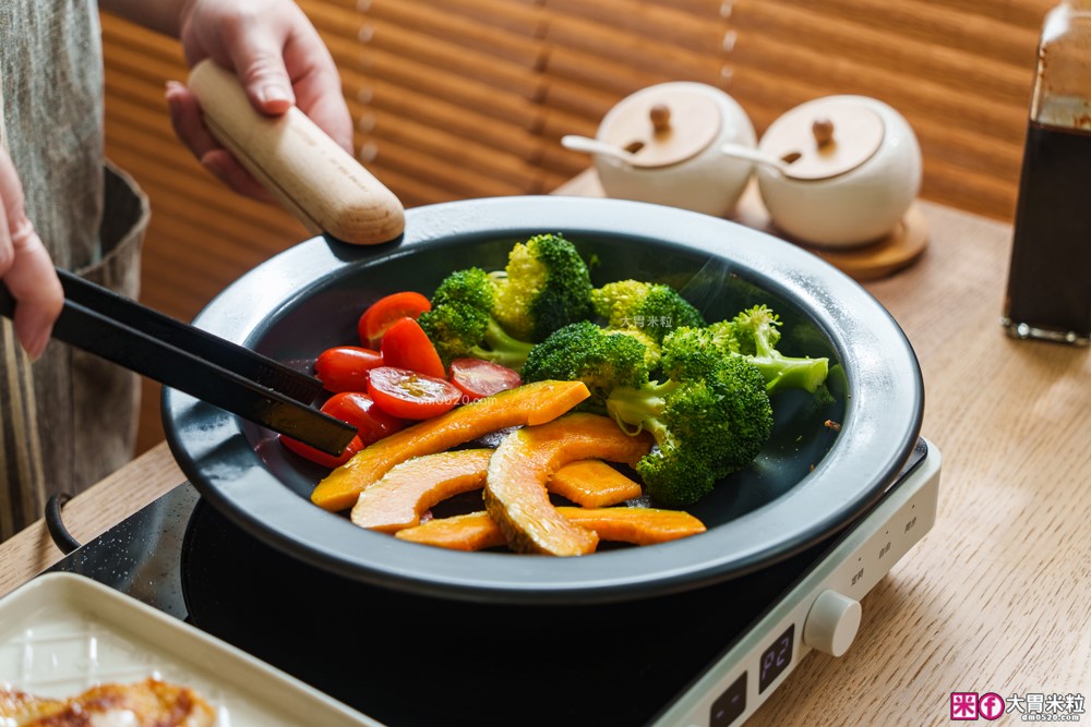 日本大阪70年鍛鐵老舖！山水「MIRAIKU黑御鍋」免開鍋/零塗層/鍋盤合一，料理秒變餐盤│日式鐵鍋推薦│露營鐵鍋推薦