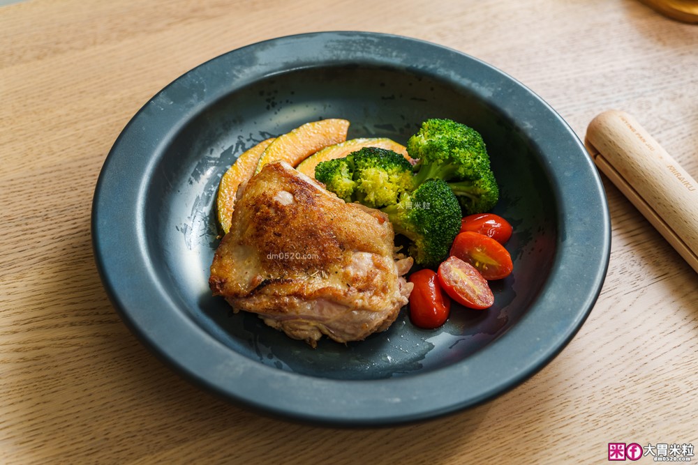 日本大阪70年鍛鐵老舖！山水「MIRAIKU黑御鍋」免開鍋/零塗層/鍋盤合一，料理秒變餐盤│日式鐵鍋推薦│露營鐵鍋推薦