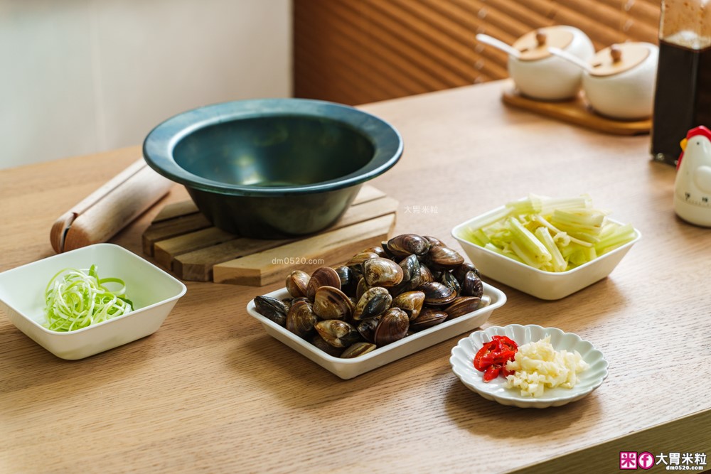 日本大阪70年鍛鐵老舖！山水「MIRAIKU黑御鍋」免開鍋/零塗層/鍋盤合一，料理秒變餐盤│日式鐵鍋推薦│露營鐵鍋推薦