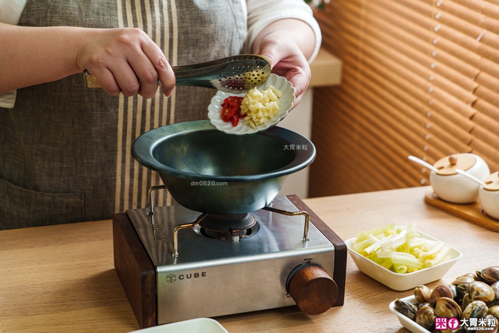 日本大阪70年鍛鐵老舖！山水「MIRAIKU黑御鍋」免開鍋/零塗層/鍋盤合一，料理秒變餐盤│日式鐵鍋推薦│露營鐵鍋推薦