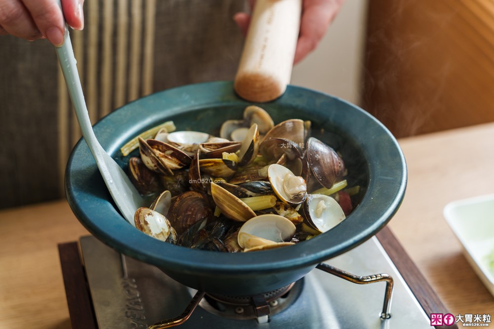 日本大阪70年鍛鐵老舖！山水「MIRAIKU黑御鍋」免開鍋/零塗層/鍋盤合一，料理秒變餐盤│日式鐵鍋推薦│露營鐵鍋推薦