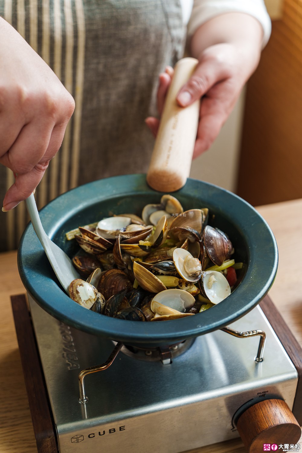 日本大阪70年鍛鐵老舖！山水「MIRAIKU黑御鍋」免開鍋/零塗層/鍋盤合一，料理秒變餐盤│日式鐵鍋推薦│露營鐵鍋推薦