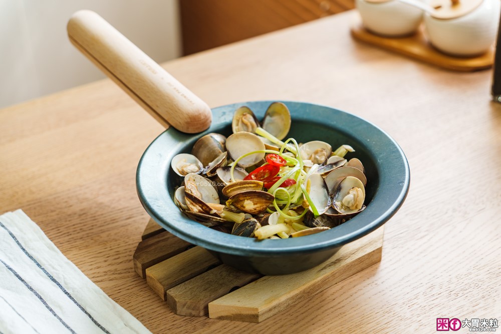 日本大阪70年鍛鐵老舖！山水「MIRAIKU黑御鍋」免開鍋/零塗層/鍋盤合一，料理秒變餐盤│日式鐵鍋推薦│露營鐵鍋推薦