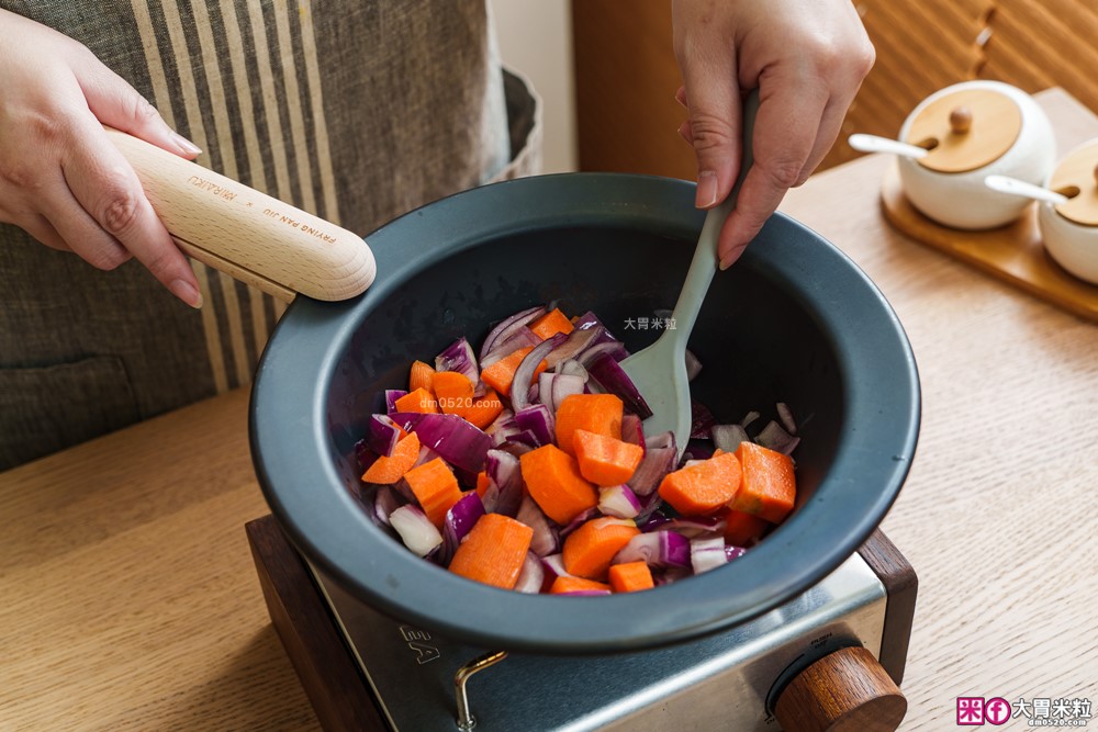 日本大阪70年鍛鐵老舖！山水「MIRAIKU黑御鍋」免開鍋/零塗層/鍋盤合一，料理秒變餐盤│日式鐵鍋推薦│露營鐵鍋推薦
