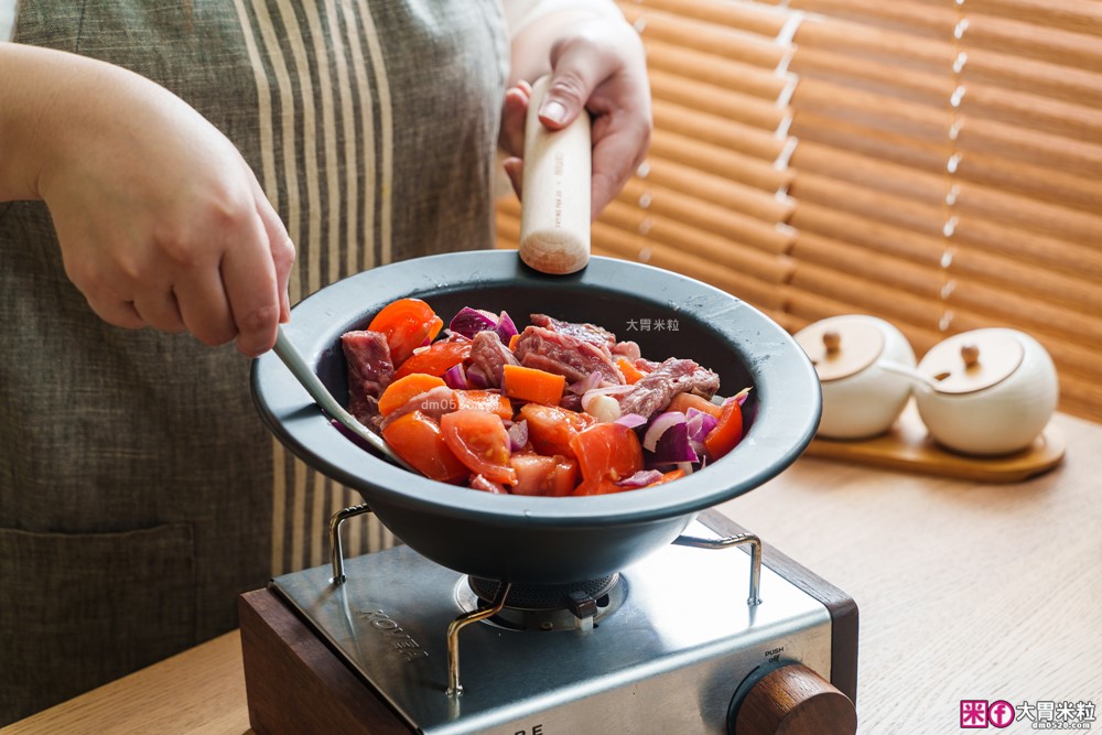 日本大阪70年鍛鐵老舖！山水「MIRAIKU黑御鍋」免開鍋/零塗層/鍋盤合一，料理秒變餐盤│日式鐵鍋推薦│露營鐵鍋推薦