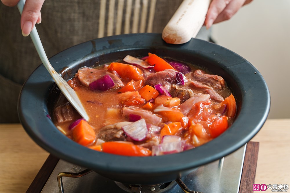 日本大阪70年鍛鐵老舖！山水「MIRAIKU黑御鍋」免開鍋/零塗層/鍋盤合一，料理秒變餐盤│日式鐵鍋推薦│露營鐵鍋推薦