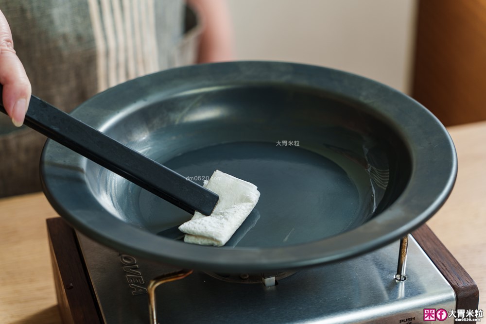 日本大阪70年鍛鐵老舖！山水「MIRAIKU黑御鍋」免開鍋/零塗層/鍋盤合一，料理秒變餐盤│日式鐵鍋推薦│露營鐵鍋推薦