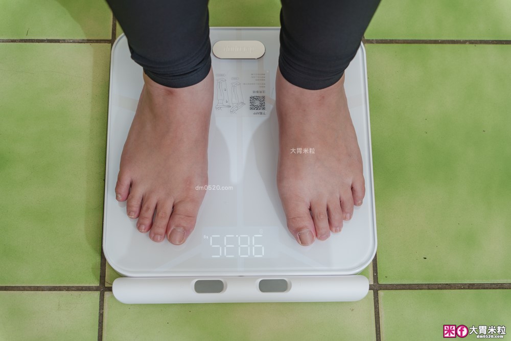 家用體脂計推薦│告別20年職災肥「decopop 家用8電極藍牙體脂計 PLUS」在家就能測專業Inbody~12秒看穿你的脂肪秘密│大胃米粒減脂好物推薦