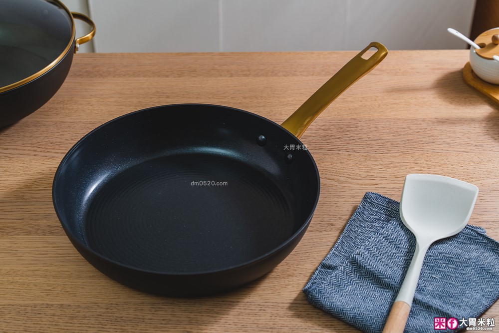 美國夢幻鍋具霸主「美亞FARBERWARE⿊⾦陶瓷不沾鍋具」三件組開箱~無PFAS/免養鍋/洗碗機也能進！