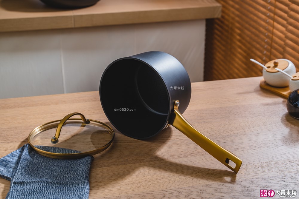 美國夢幻鍋具霸主「美亞FARBERWARE⿊⾦陶瓷不沾鍋具」三件組開箱~無PFAS/免養鍋/洗碗機也能進！