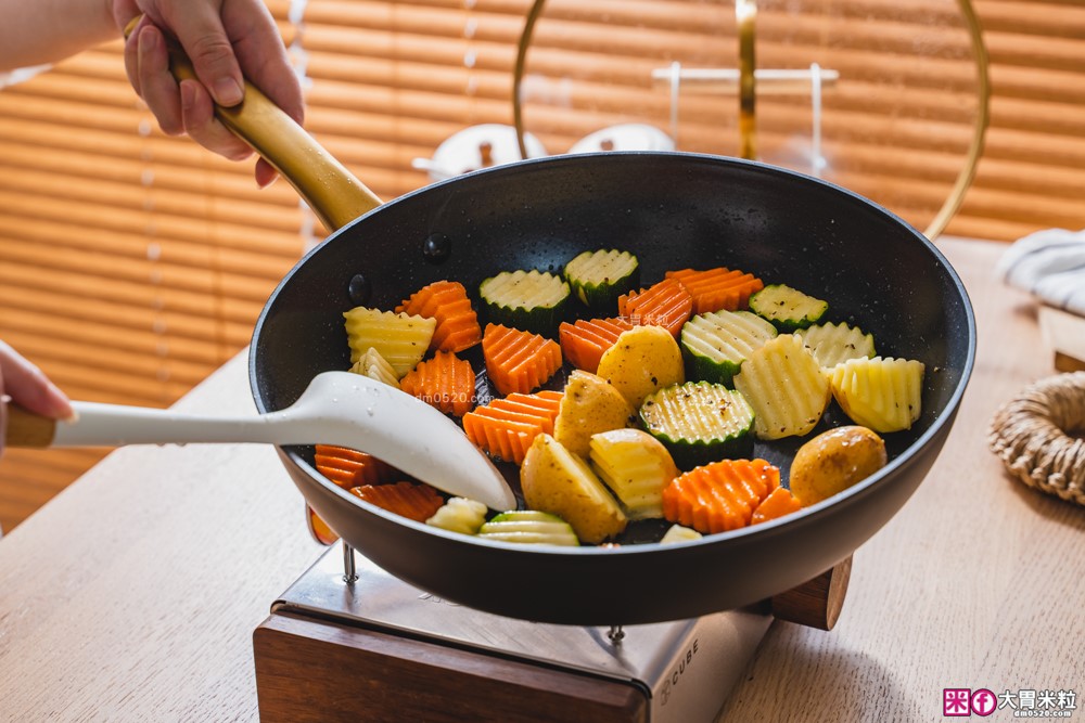 美國夢幻鍋具霸主「美亞FARBERWARE⿊⾦陶瓷不沾鍋具」三件組開箱~無PFAS/免養鍋/洗碗機也能進！