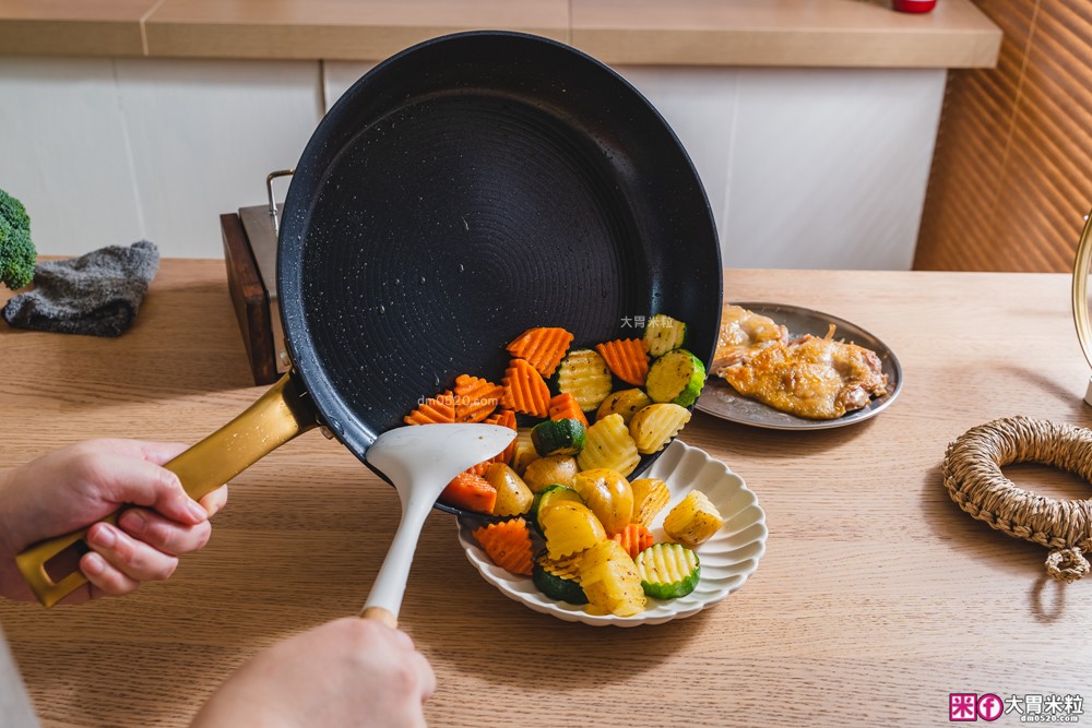 美國夢幻鍋具霸主「美亞FARBERWARE⿊⾦陶瓷不沾鍋具」三件組開箱~無PFAS/免養鍋/洗碗機也能進！