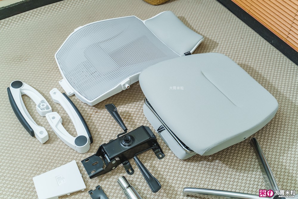 辦公室久坐救星「decopop Fit Body記憶人體工學椅」全身多點包覆支撐~腰痠不痛、辦公午睡一椅搞定