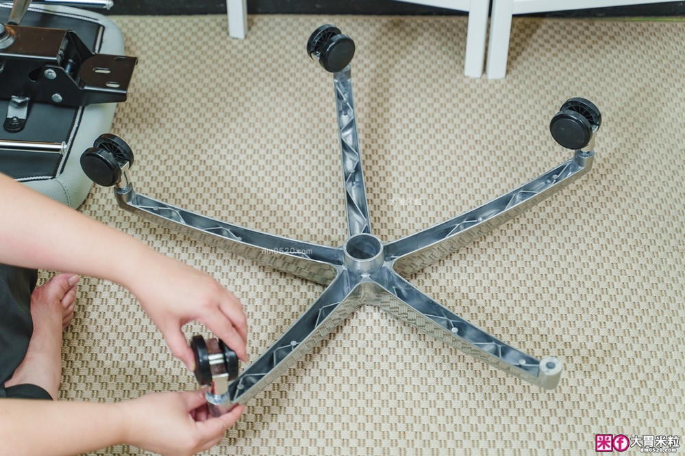 辦公室久坐救星「decopop Fit Body記憶人體工學椅」全身多點包覆支撐~腰痠不痛、辦公午睡一椅搞定