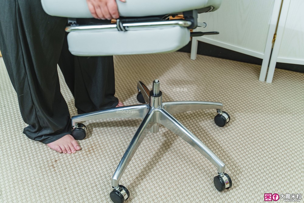 辦公室久坐救星「decopop Fit Body記憶人體工學椅」全身多點包覆支撐~腰痠不痛、辦公午睡一椅搞定