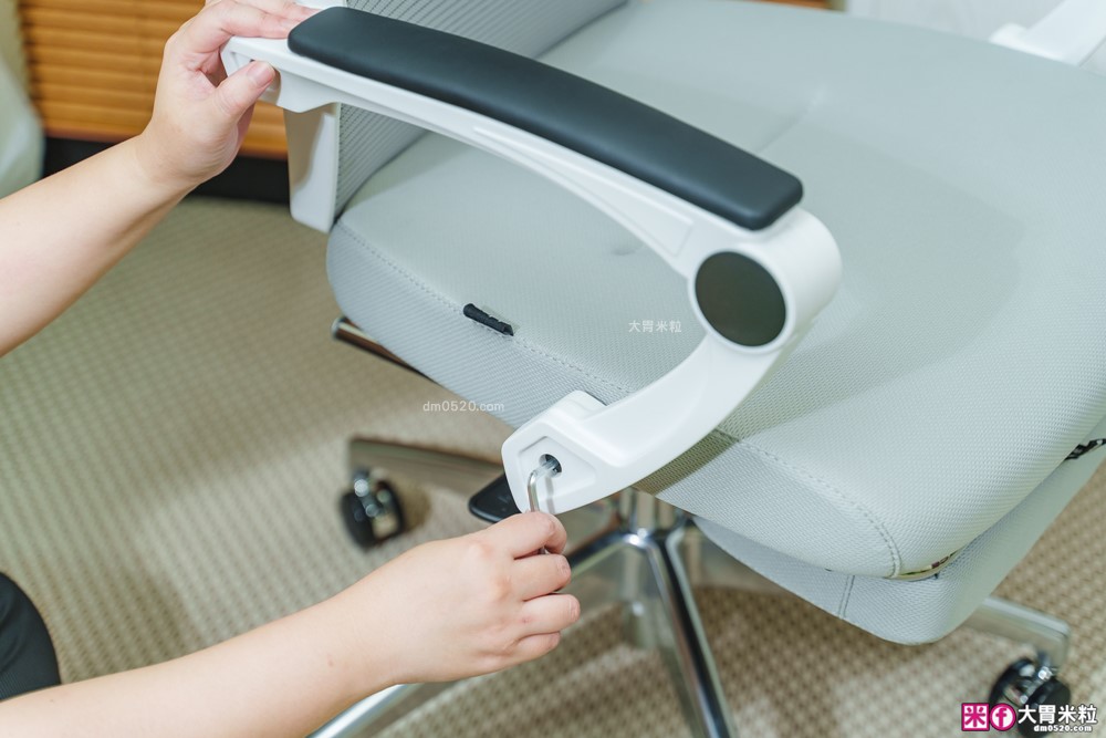 辦公室久坐救星「decopop Fit Body記憶人體工學椅」全身多點包覆支撐~腰痠不痛、辦公午睡一椅搞定