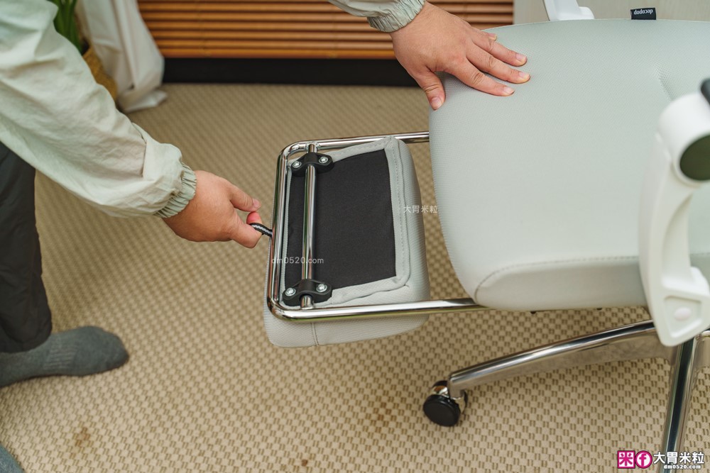 辦公室久坐救星「decopop Fit Body記憶人體工學椅」全身多點包覆支撐~腰痠不痛、辦公午睡一椅搞定