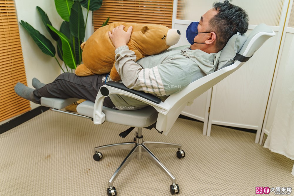 辦公室久坐救星「decopop Fit Body記憶人體工學椅」全身多點包覆支撐~腰痠不痛、辦公午睡一椅搞定