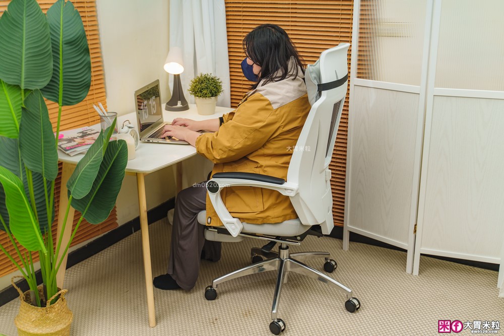 辦公室久坐救星「decopop Fit Body記憶人體工學椅」全身多點包覆支撐~腰痠不痛、辦公午睡一椅搞定