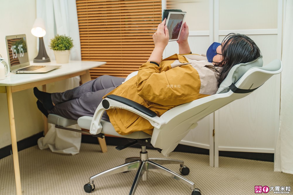 辦公室久坐救星「decopop Fit Body記憶人體工學椅」全身多點包覆支撐~腰痠不痛、辦公午睡一椅搞定