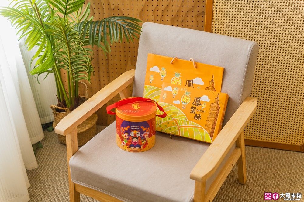 宅配美食「愛維爾手感烘培」草莓雪Q餅+土鳳梨酥禮盒開箱│草莓控限定必吃