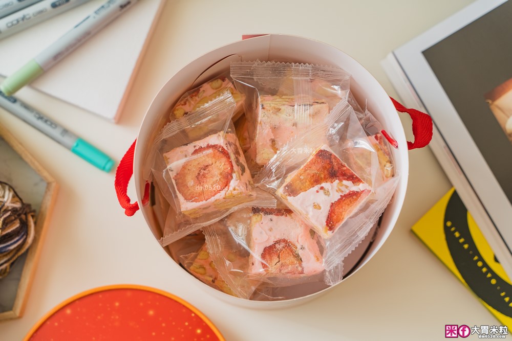 宅配美食「愛維爾手感烘培」草莓雪Q餅+土鳳梨酥禮盒開箱│草莓控限定必吃