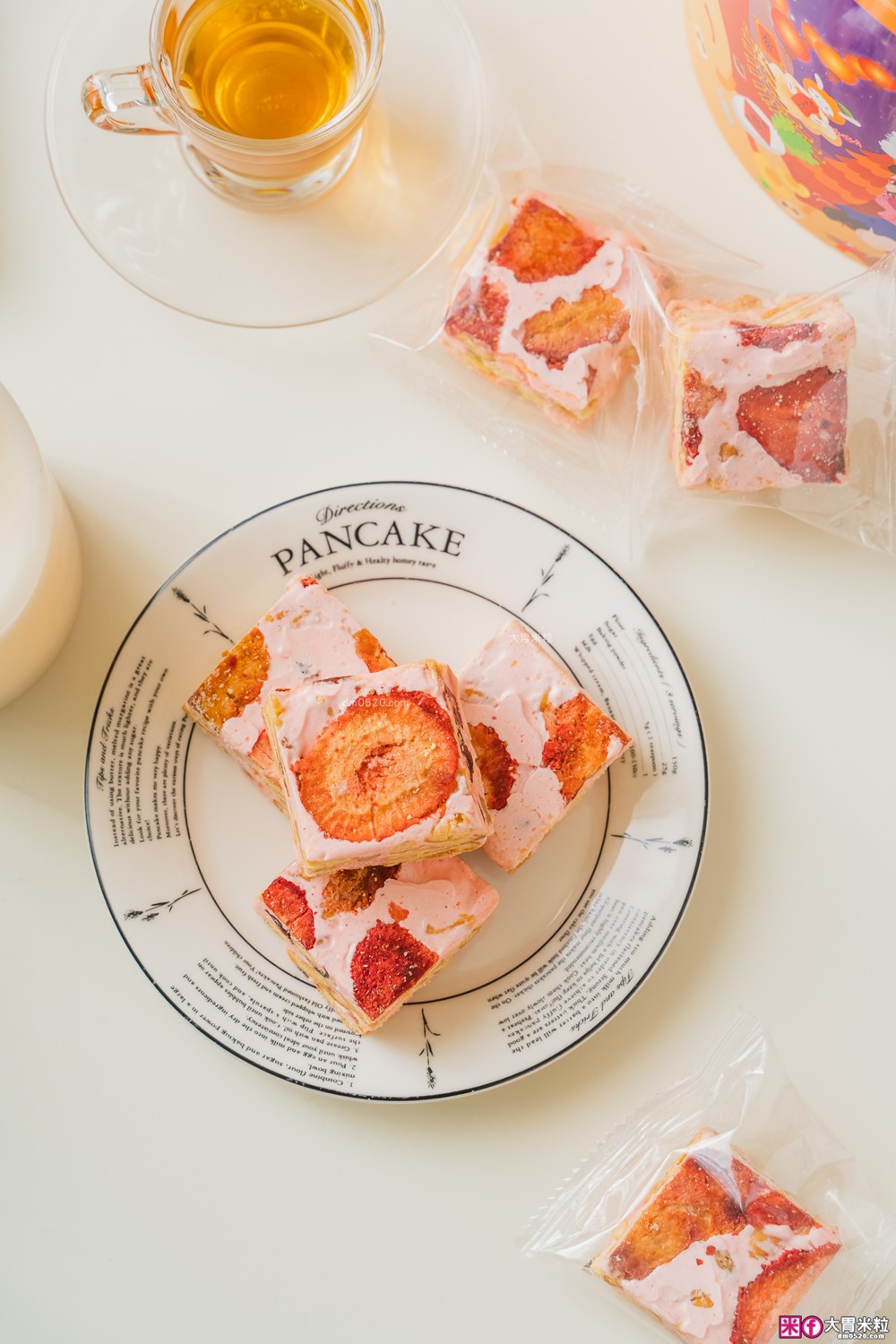 宅配美食「愛維爾手感烘培」草莓雪Q餅+土鳳梨酥禮盒開箱│草莓控限定必吃