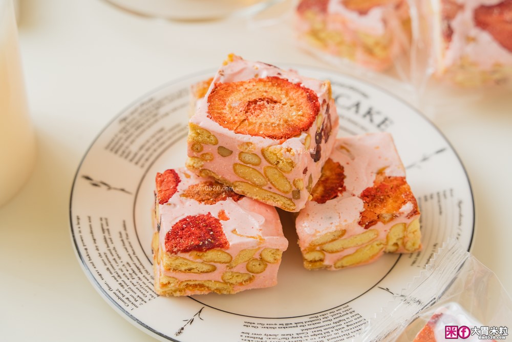 宅配美食「愛維爾手感烘培」草莓雪Q餅+土鳳梨酥禮盒開箱│草莓控限定必吃