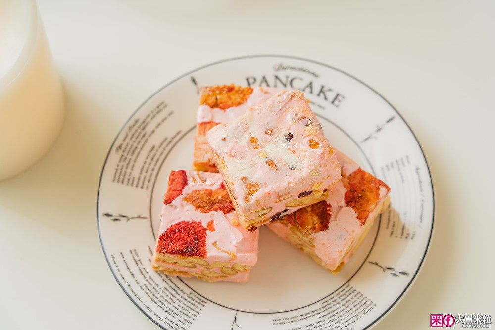 宅配美食「愛維爾手感烘培」草莓雪Q餅+土鳳梨酥禮盒開箱│草莓控限定必吃