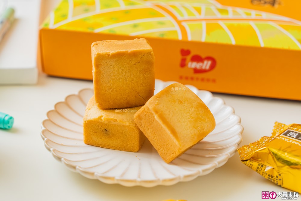 宅配美食「愛維爾手感烘培」草莓雪Q餅+土鳳梨酥禮盒開箱│草莓控限定必吃