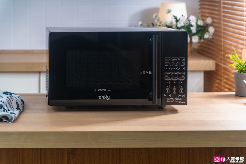 半夜吃宵夜不擾人「only偷偷呷26L變頻低噪微波爐」開箱~靜音模式+質感美型黑，上班族深夜救星│變頻微波爐推薦