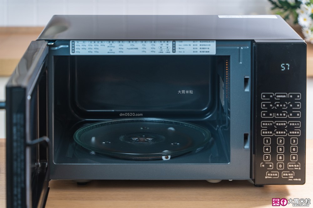 半夜吃宵夜不擾人「only偷偷呷26L變頻低噪微波爐」開箱~靜音模式+質感美型黑，上班族深夜救星│變頻微波爐推薦