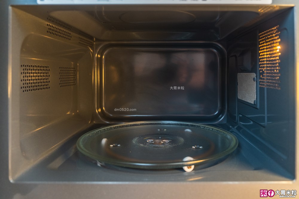 半夜吃宵夜不擾人「only偷偷呷26L變頻低噪微波爐」開箱~靜音模式+質感美型黑，上班族深夜救星│變頻微波爐推薦