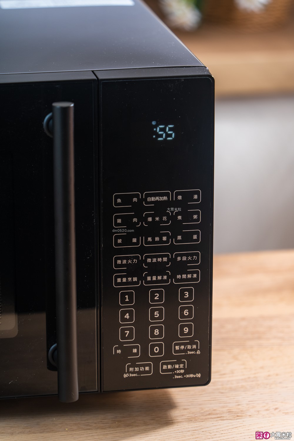 半夜吃宵夜不擾人「only偷偷呷26L變頻低噪微波爐」開箱~靜音模式+質感美型黑，上班族深夜救星│變頻微波爐推薦