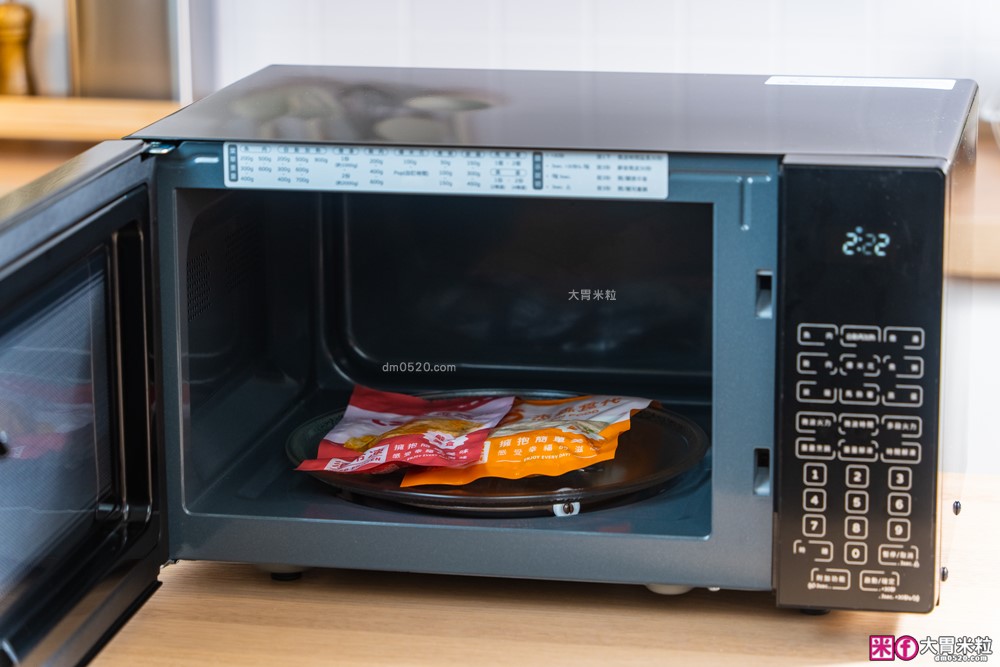 半夜吃宵夜不擾人「only偷偷呷26L變頻低噪微波爐」開箱~靜音模式+質感美型黑，上班族深夜救星│變頻微波爐推薦