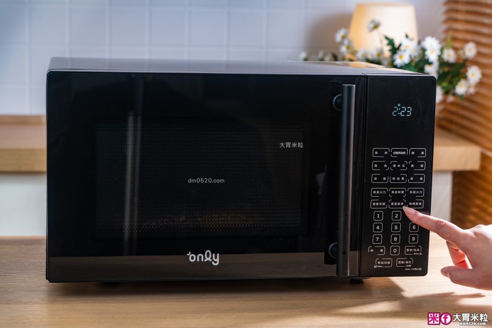 半夜吃宵夜不擾人「only偷偷呷26L變頻低噪微波爐」開箱~靜音模式+質感美型黑，上班族深夜救星│變頻微波爐推薦