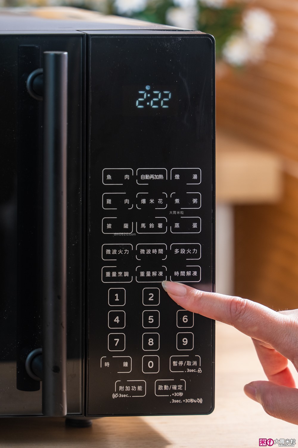 半夜吃宵夜不擾人「only偷偷呷26L變頻低噪微波爐」開箱~靜音模式+質感美型黑，上班族深夜救星│變頻微波爐推薦