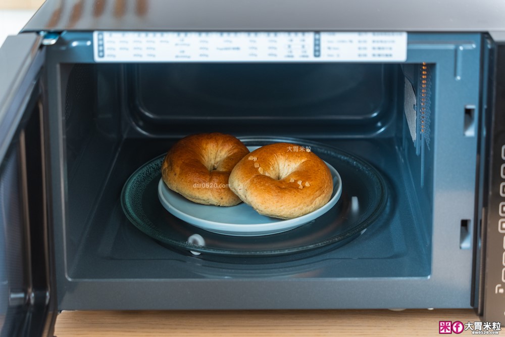 半夜吃宵夜不擾人「only偷偷呷26L變頻低噪微波爐」開箱~靜音模式+質感美型黑，上班族深夜救星│變頻微波爐推薦