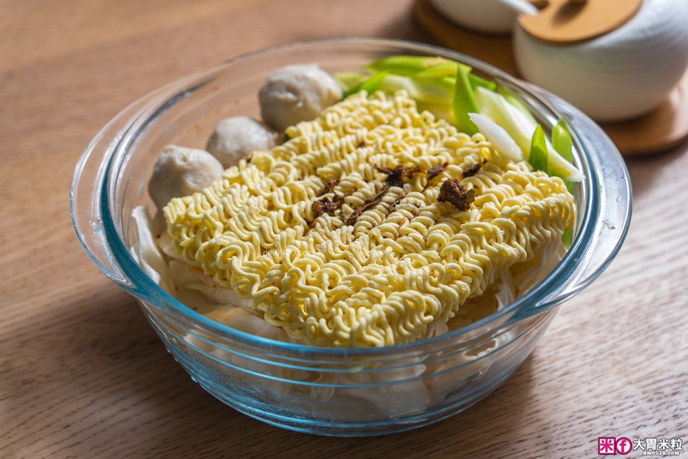 半夜吃宵夜不擾人「only偷偷呷26L變頻低噪微波爐」開箱~靜音模式+質感美型黑，上班族深夜救星│變頻微波爐推薦