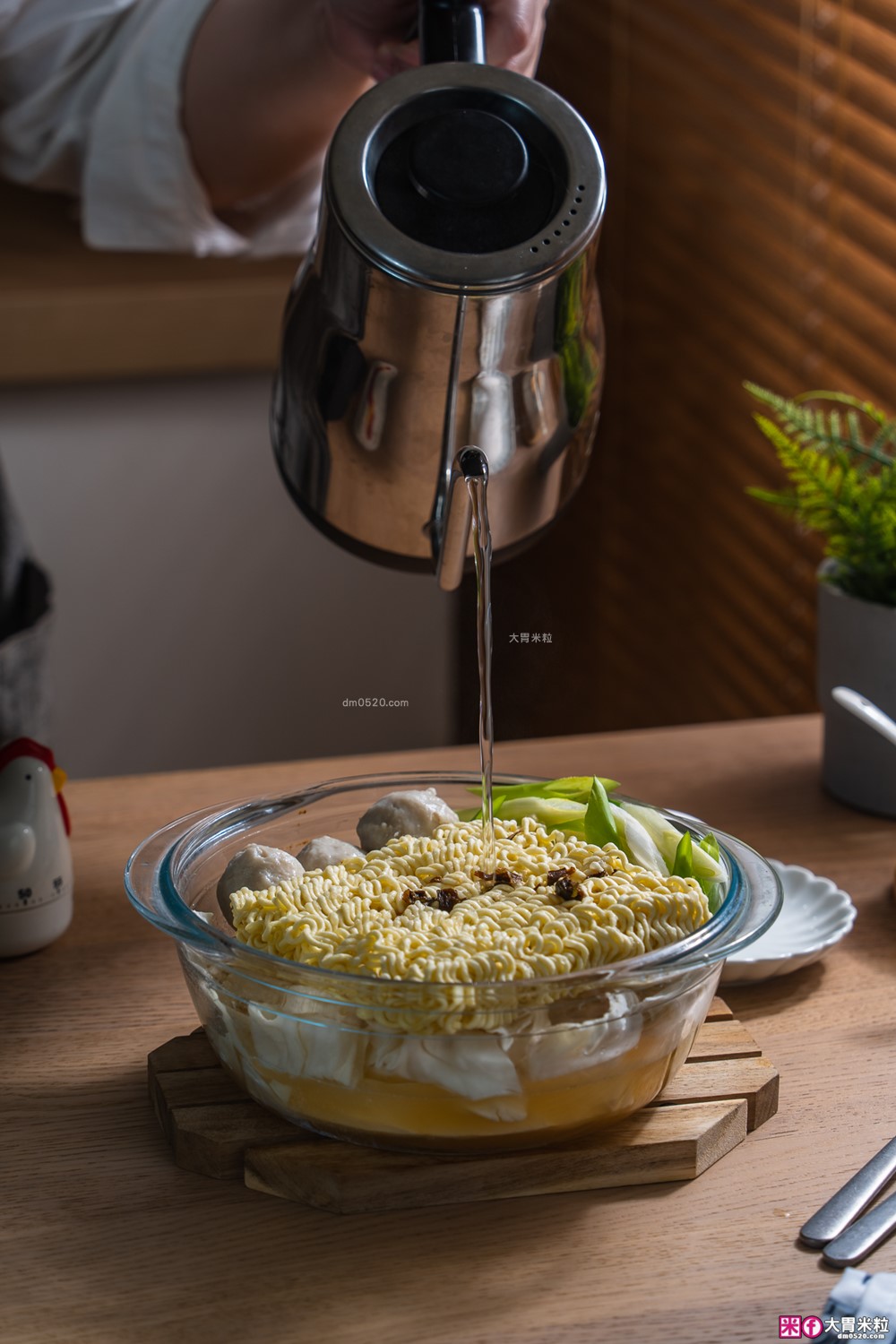 半夜吃宵夜不擾人「only偷偷呷26L變頻低噪微波爐」開箱~靜音模式+質感美型黑，上班族深夜救星│變頻微波爐推薦