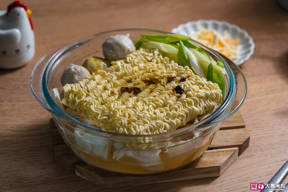 半夜吃宵夜不擾人「only偷偷呷26L變頻低噪微波爐」開箱~靜音模式+質感美型黑，上班族深夜救星│變頻微波爐推薦