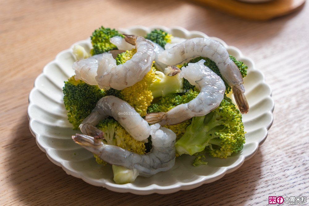 半夜吃宵夜不擾人「only偷偷呷26L變頻低噪微波爐」開箱~靜音模式+質感美型黑，上班族深夜救星│變頻微波爐推薦