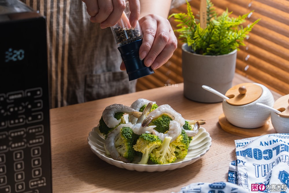 半夜吃宵夜不擾人「only偷偷呷26L變頻低噪微波爐」開箱~靜音模式+質感美型黑，上班族深夜救星│變頻微波爐推薦