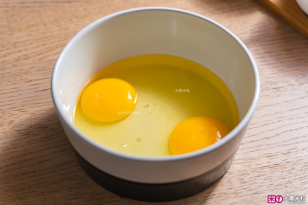 半夜吃宵夜不擾人「only偷偷呷26L變頻低噪微波爐」開箱~靜音模式+質感美型黑，上班族深夜救星│變頻微波爐推薦